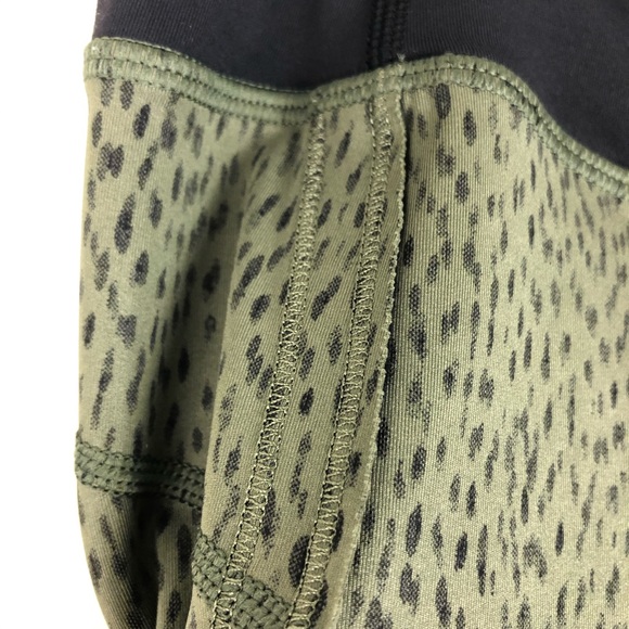 Lululemon green pattern crop leggings t345 - Picture 4 of 8